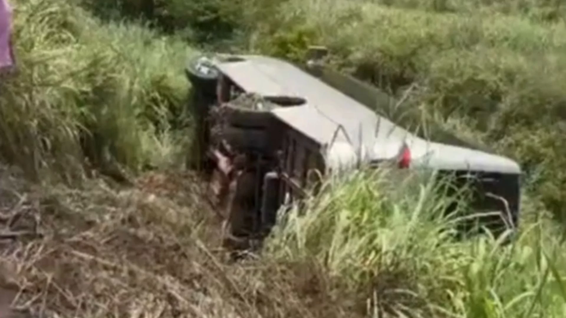 VÍDEO: Micro-ônibus com estudantes do IFMA tomba na BR-010