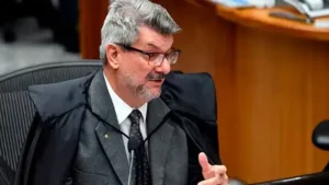 Corte afasta ministro acusado de assédio sexual
