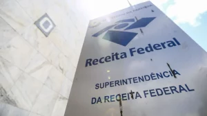 Tornozeleira e quebra de sigilo na Receita Federal
