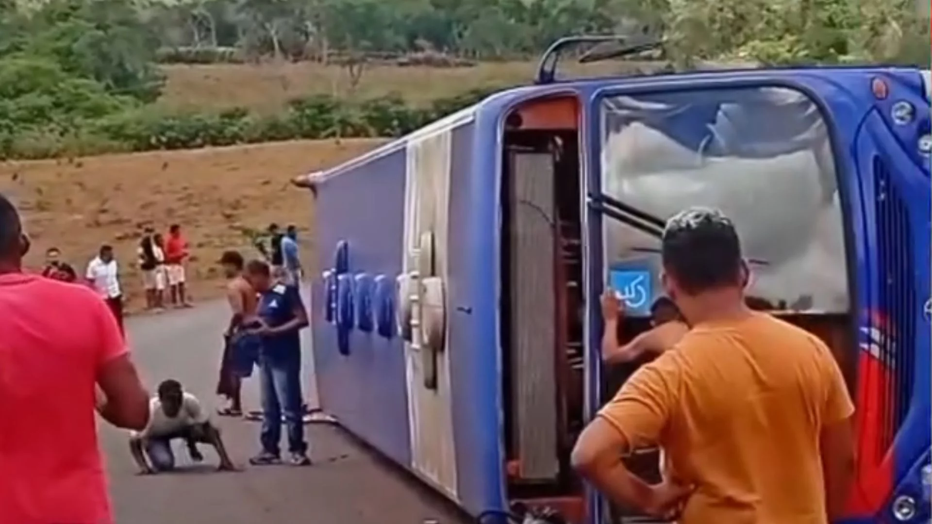 VÍDEO: Ônibus com trabalhadores tomba em ladeira em Mirador