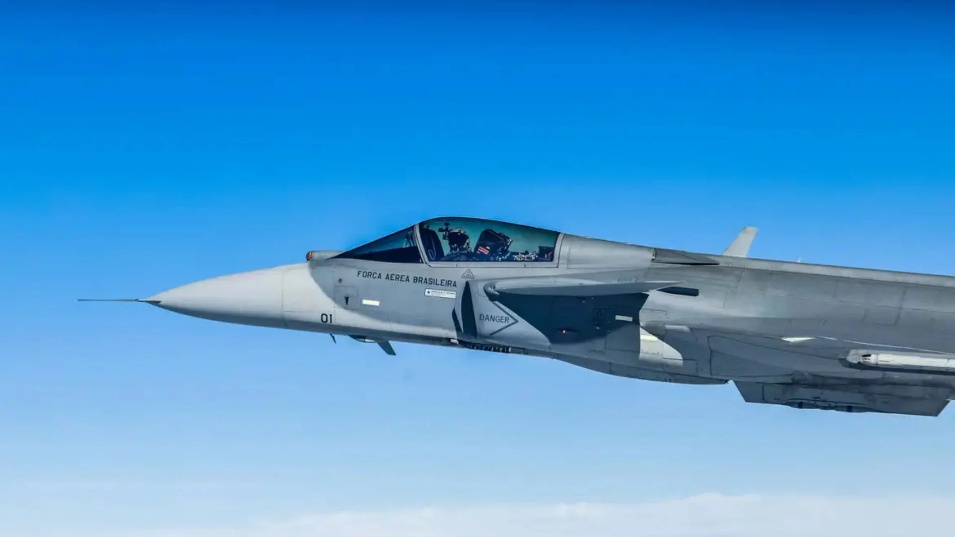 Brasil apresenta primeiro caça Gripen fabricado no país