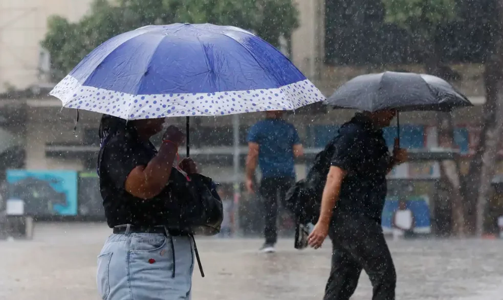 Semana começa com alerta laranja de chuvas intensas em 17 estados