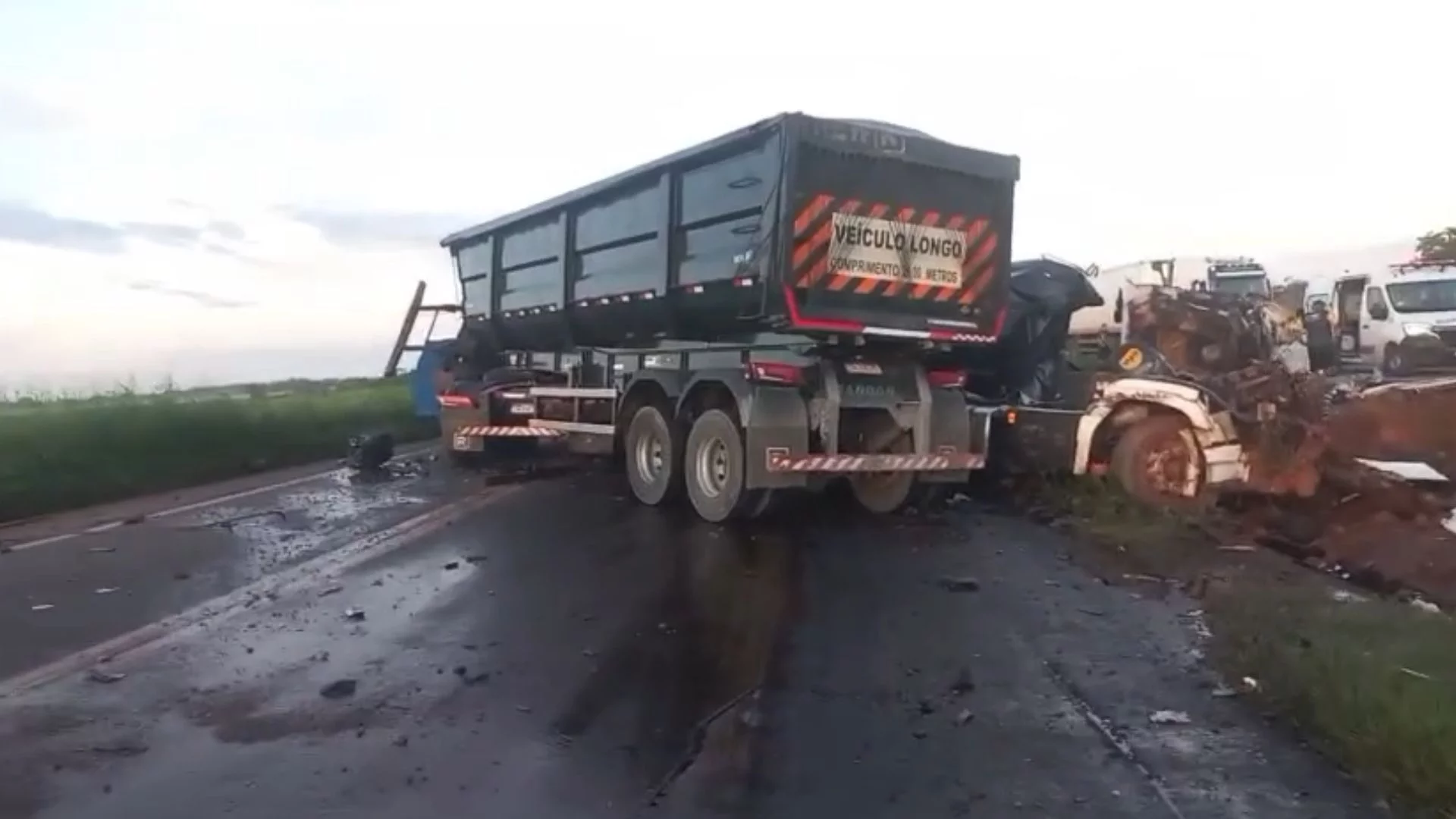 VÍDEO: Colisão entre carretas deixa veículos destruídos na BR-135