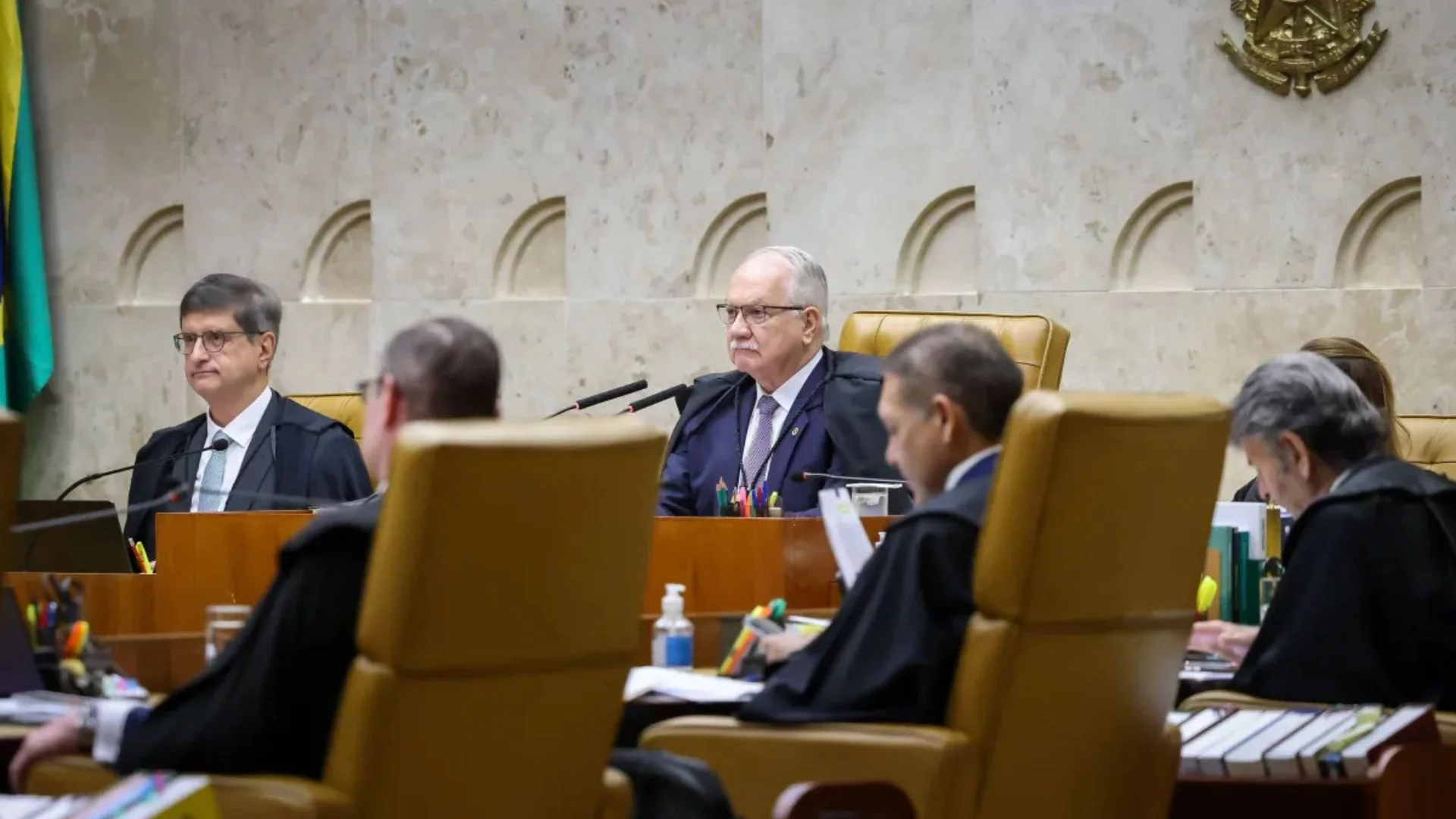 STF limita “penduricalhos” a 35% do teto salarial