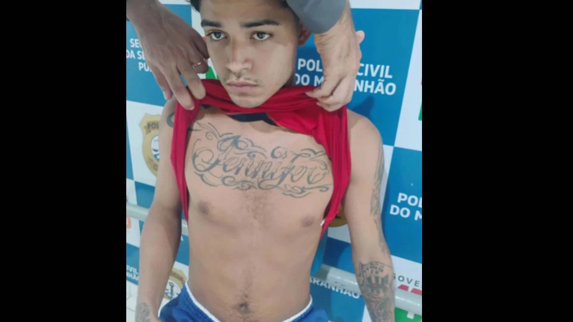 VÍDEO: Homem é preso tentando arrastar adolescentes para matagal