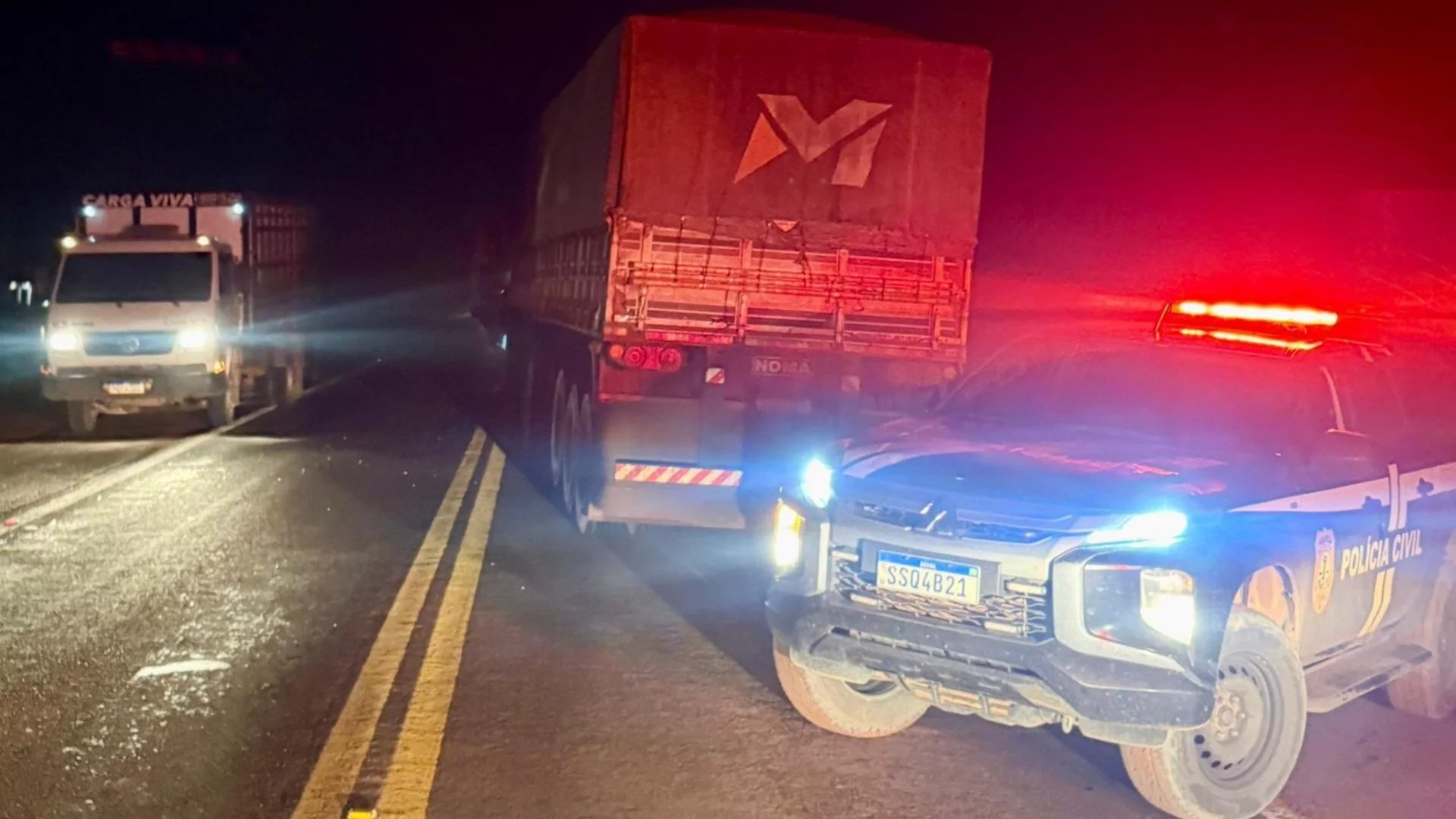 Motorista embriagado é preso após parar caminhão e dormir