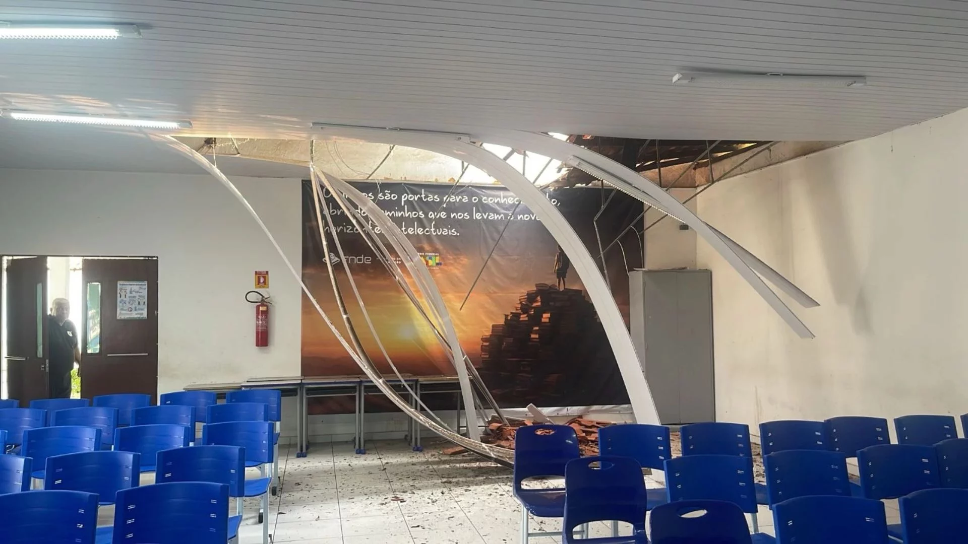Parte de telhado desaba em escola de São Luís