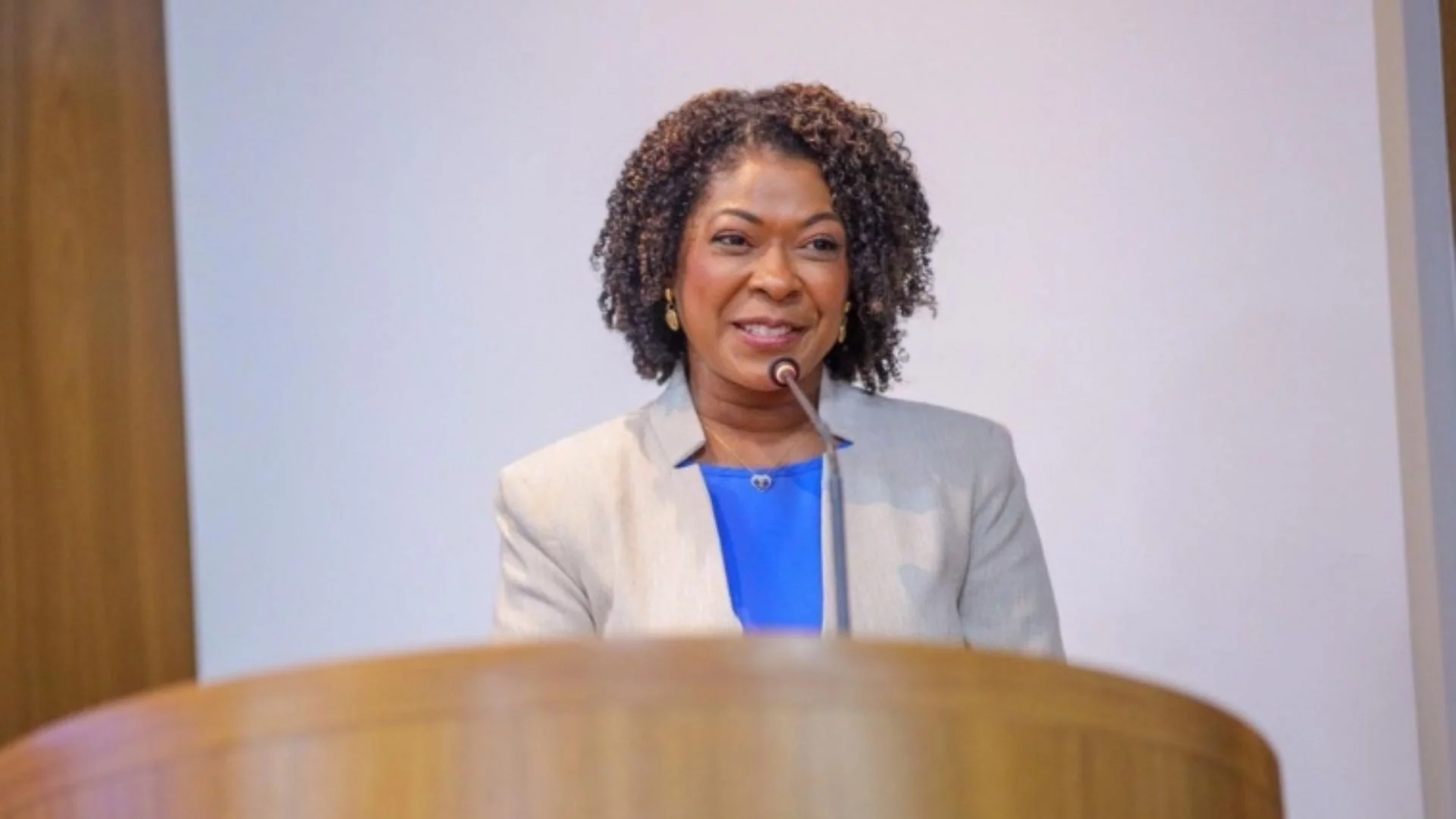 VÍDEO: Prefeita Esmênia Miranda toma posse na Câmara de São Luís