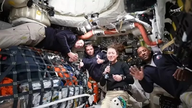 Astronautas da Artemis II iniciam retorno à Terra