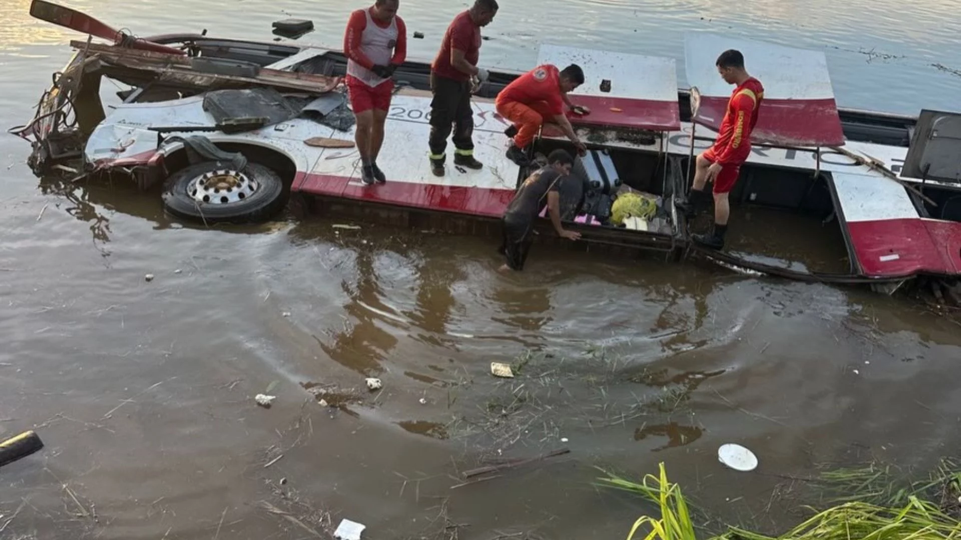 Ônibus cai em rio