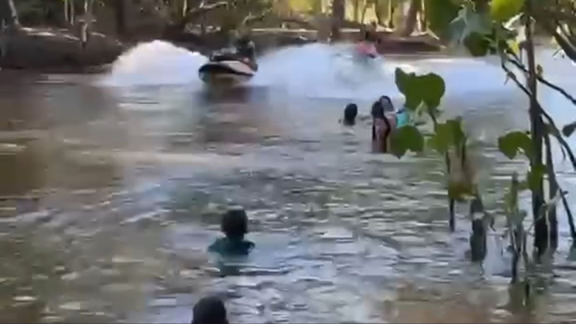 VÍDEO: Criança e jovem ficam feridas após acidente com jet ski no Maranhão