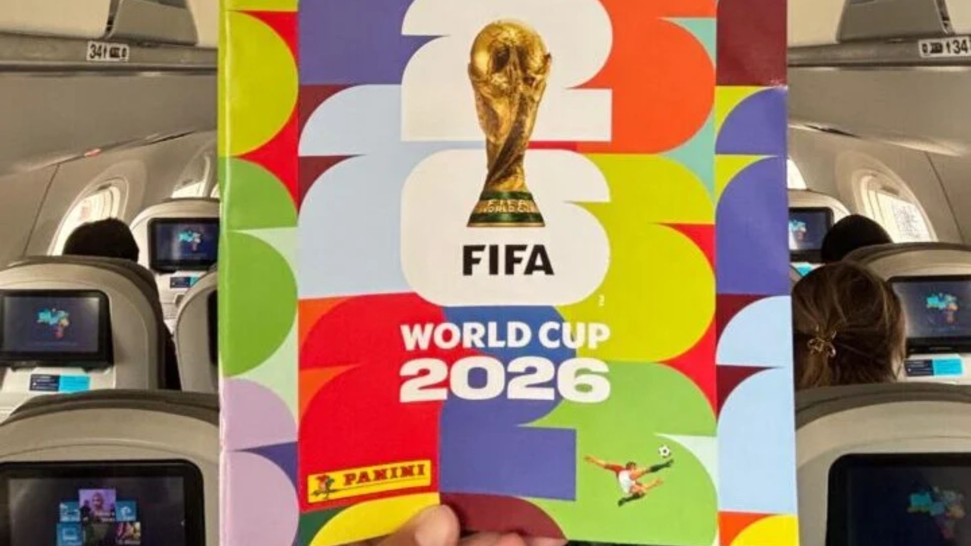 Azul distribui álbuns e figurinhas da Copa do Mundo para passageiros