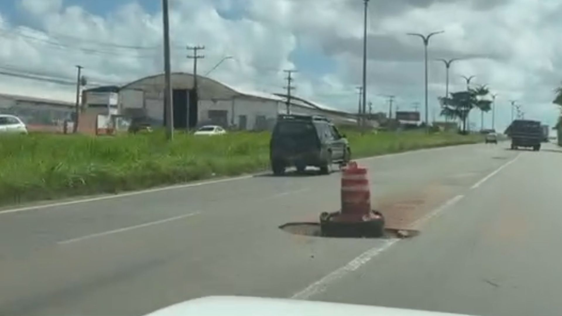 BR-135 acumula buracos, mato alto e abandono em paradas na entrada de São Luís
