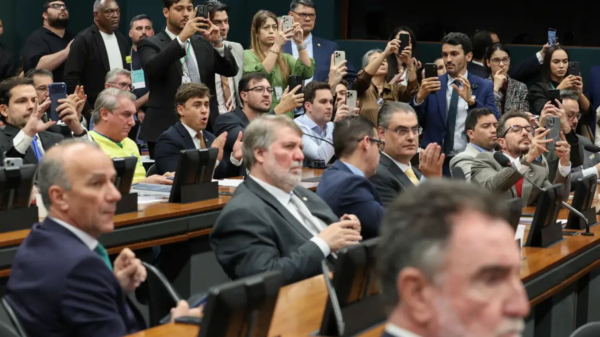 CCJ aprova PEC que reduz maioridade penal para 16 anos