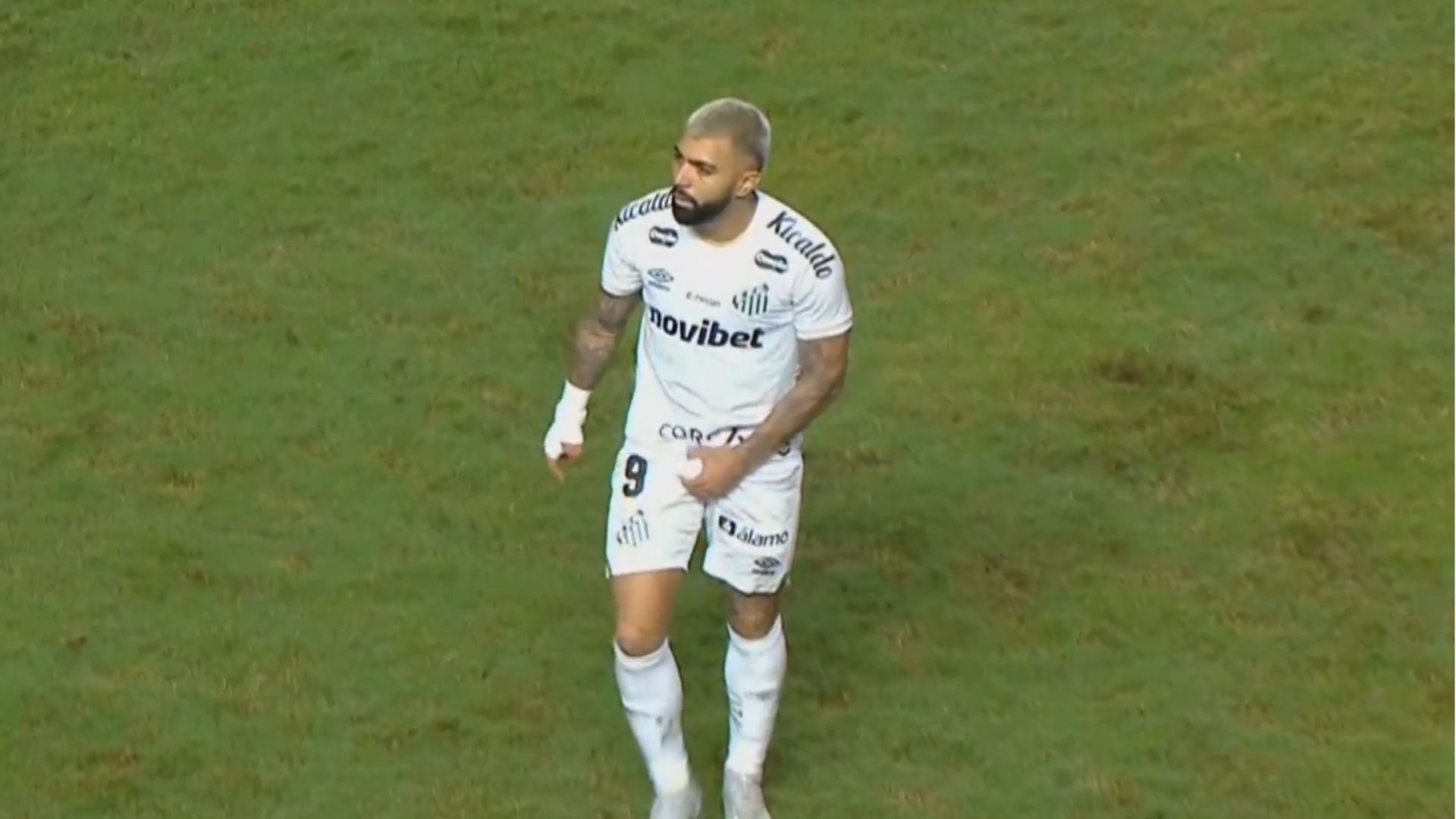 VIDEO: Gabigol faz gesto obsceno em partida e é denunciado