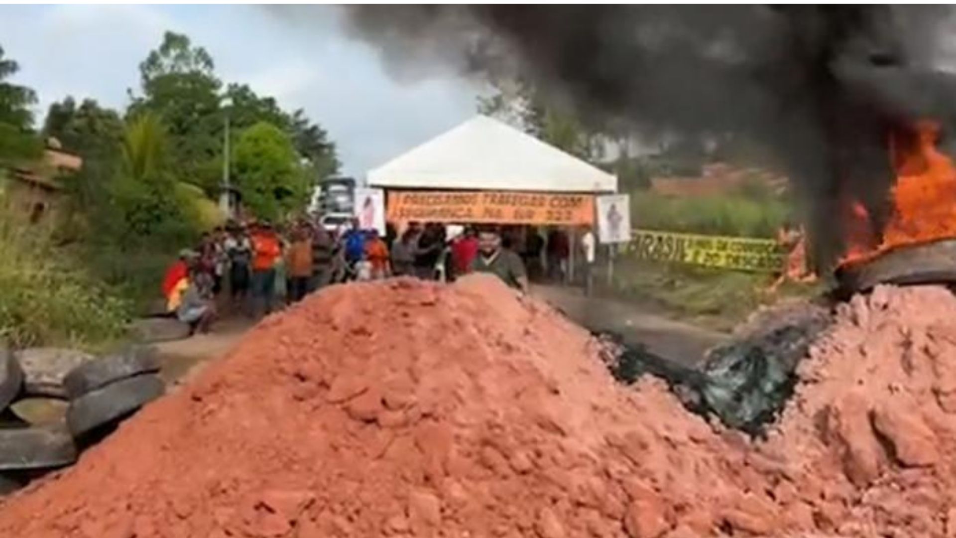 Manifestantes bloqueiam BR-222 e cobram recuperação da rodovia
