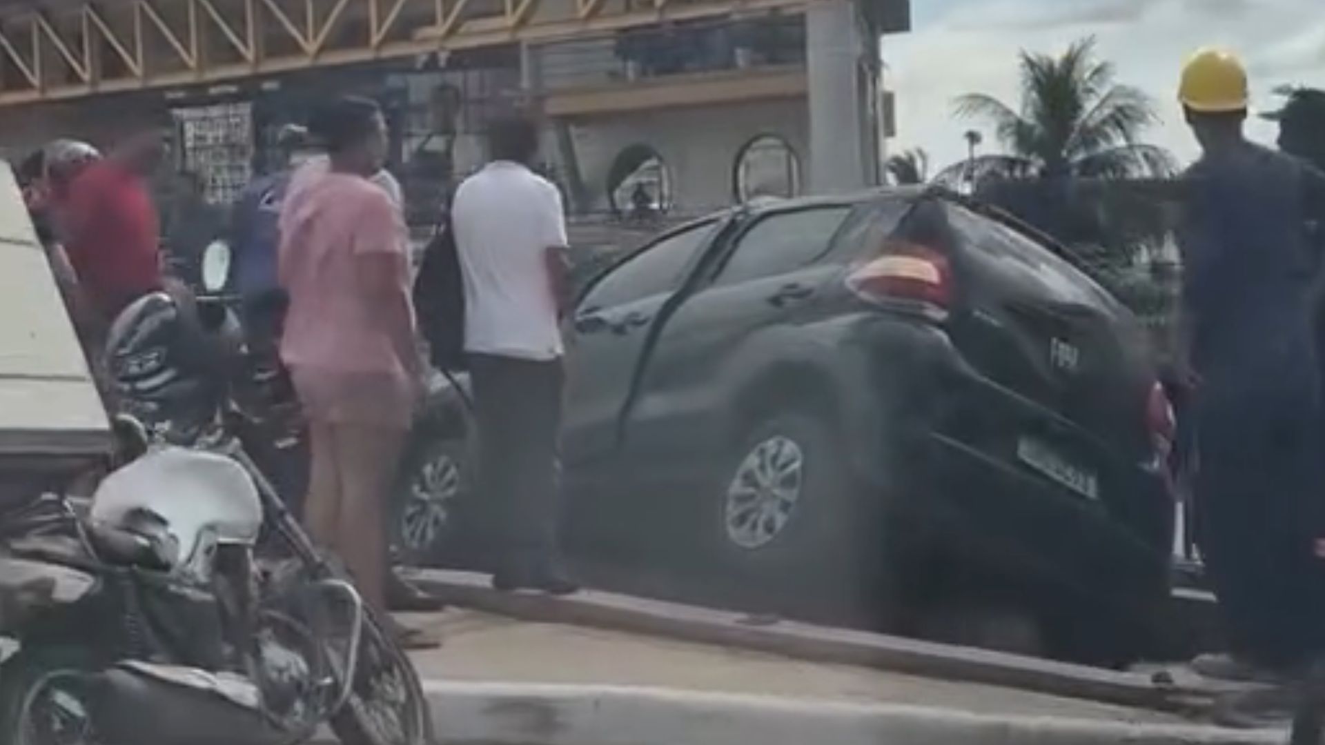 VÍDEO: Motorista perde controle de carro e invade calçada em São Luís