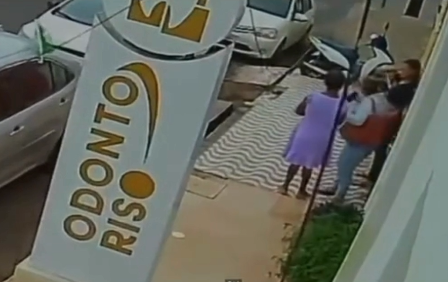 VÍDEO: Idosa é assaltada após sair de banco em Santa Luzia