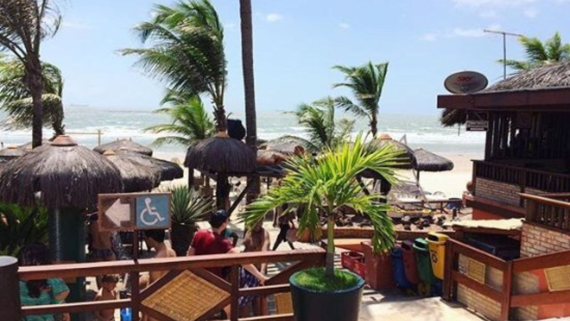 Motorista é feito refém e criminosos atacam restaurante na Litorânea