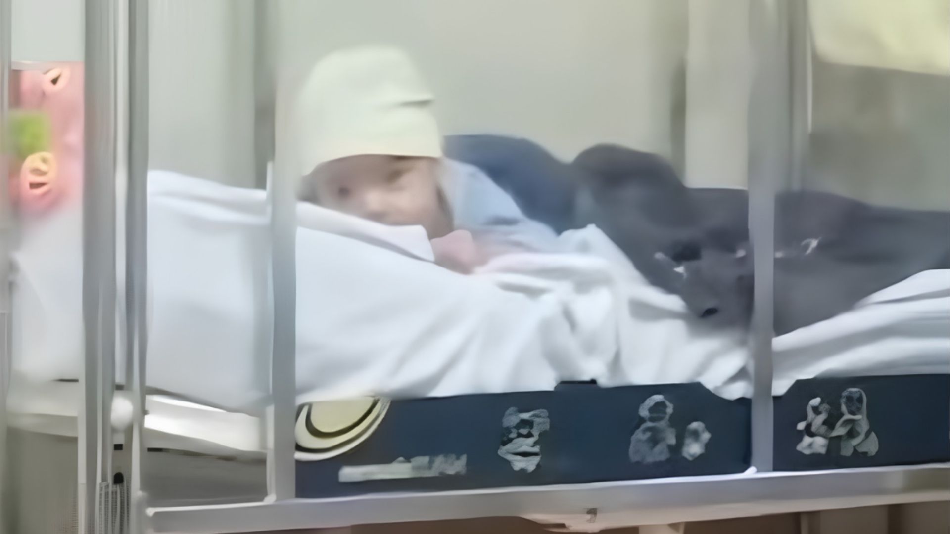 Bebê abandonado em hospital comove moradores e internautas