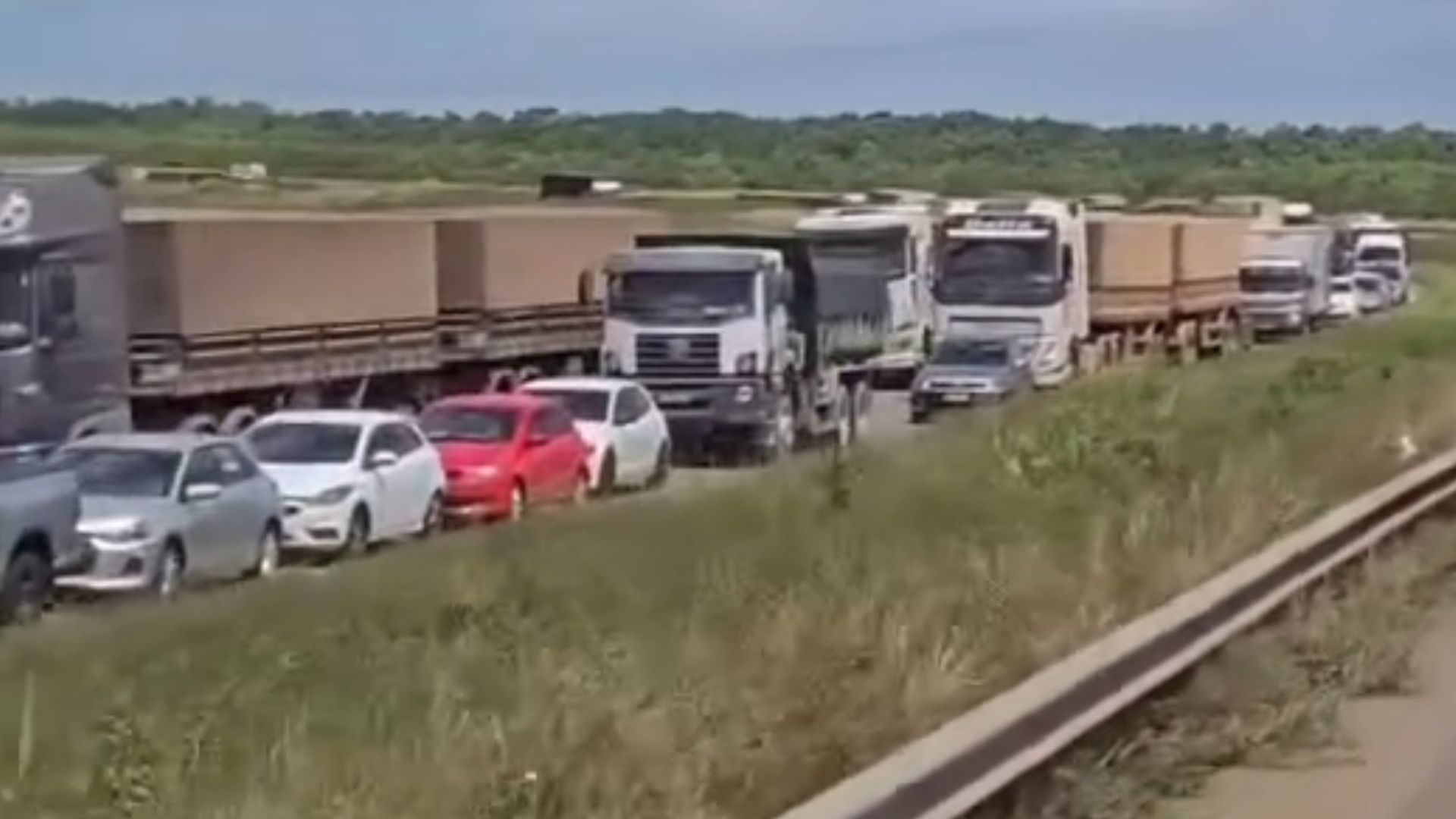 VÍDEO: Obras provocam longo congestionamento na BR-135