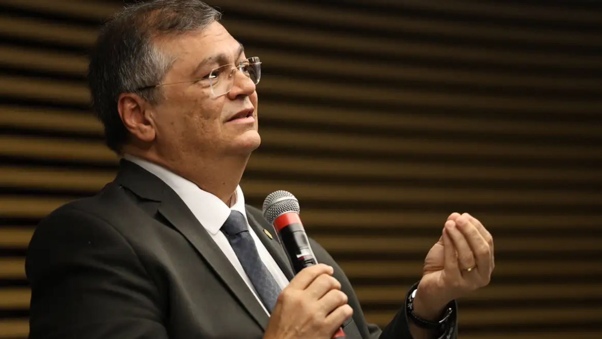 Dino envia à PF explicações de partidos sobre gestão de emendas