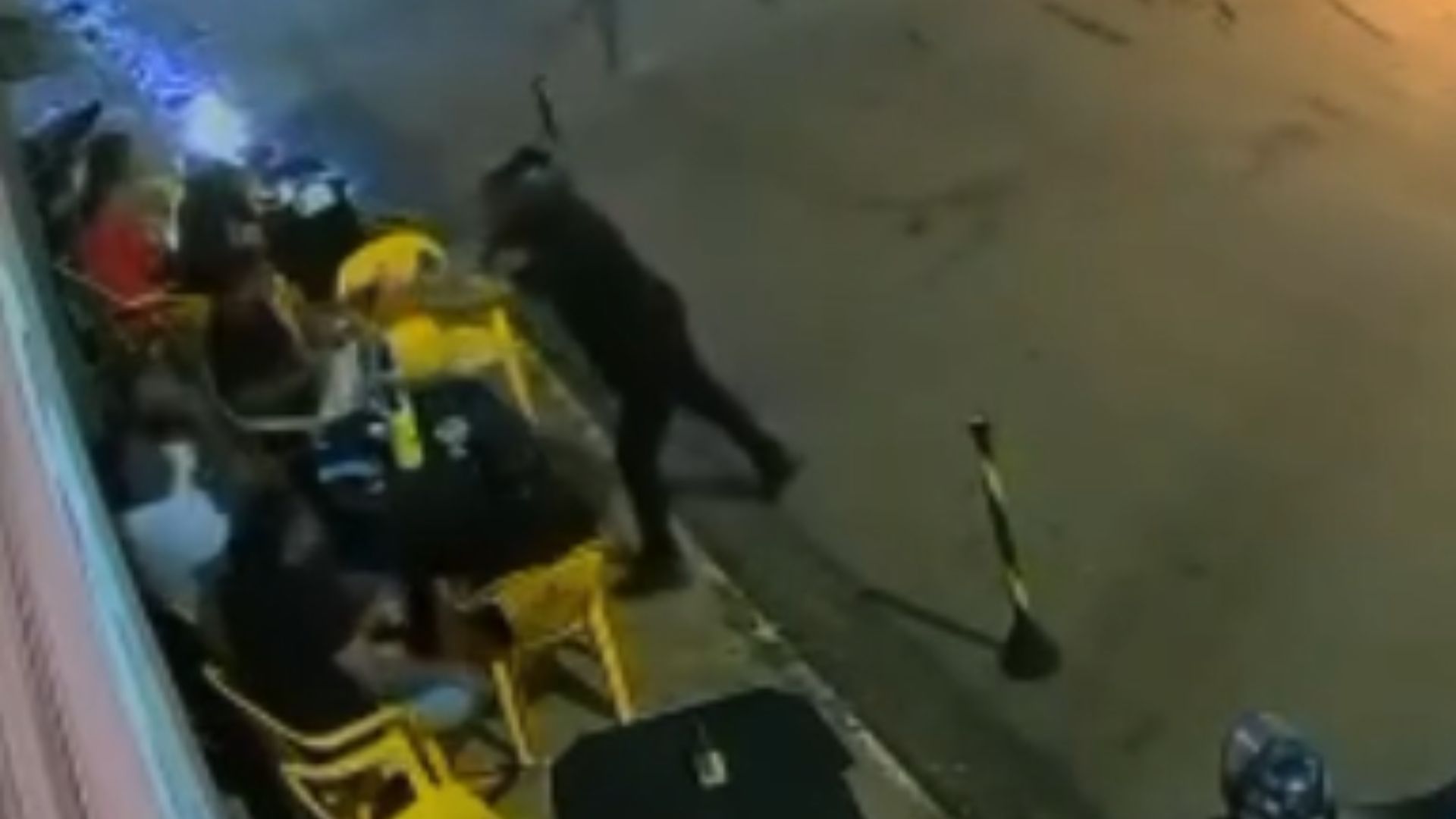 Polícia analisa imagens de câmera que registraram assassinato de homem em bar