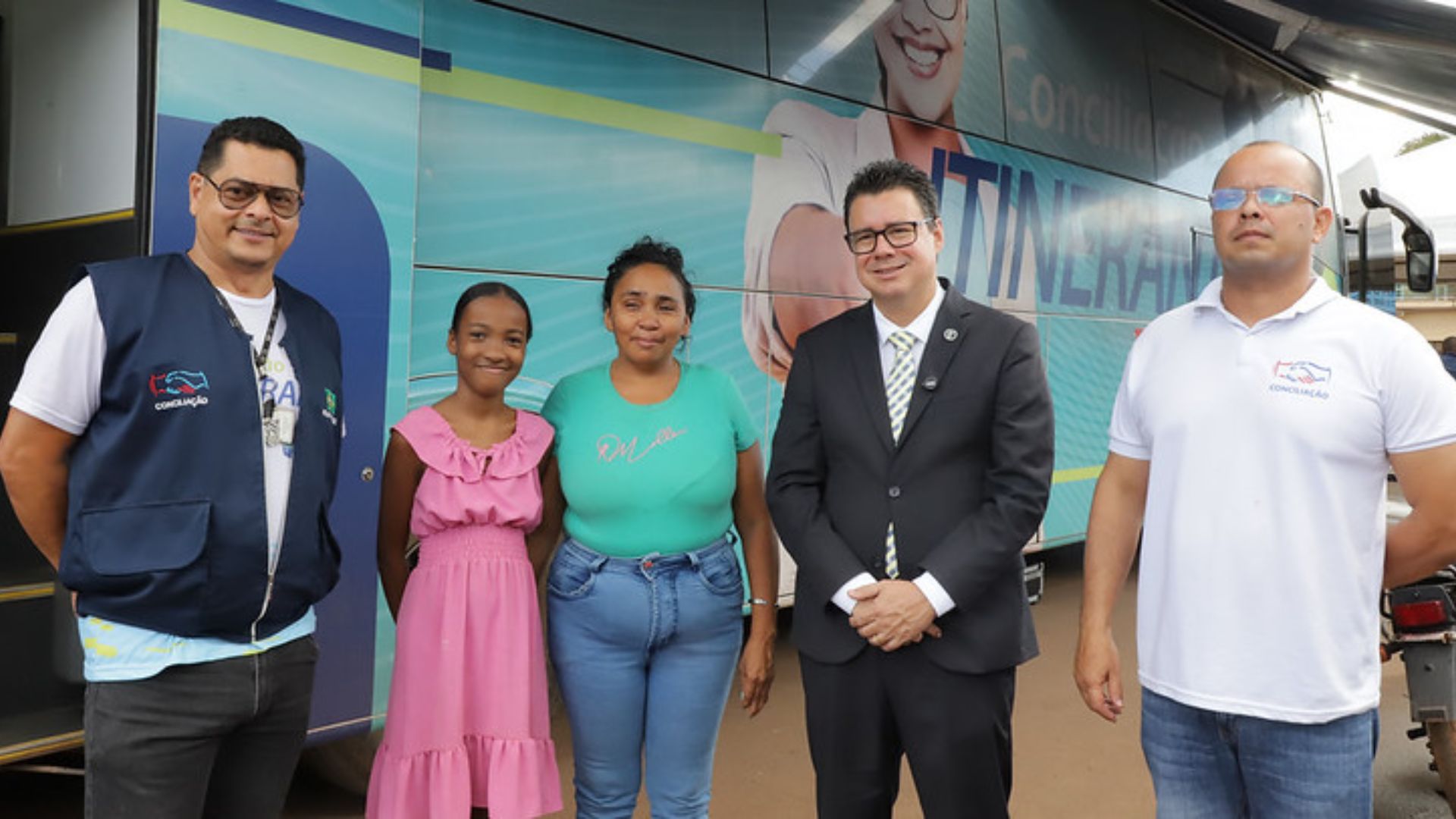 Menina de 10 anos realiza sonho de ter o nome do pai na certidão de nascimento
