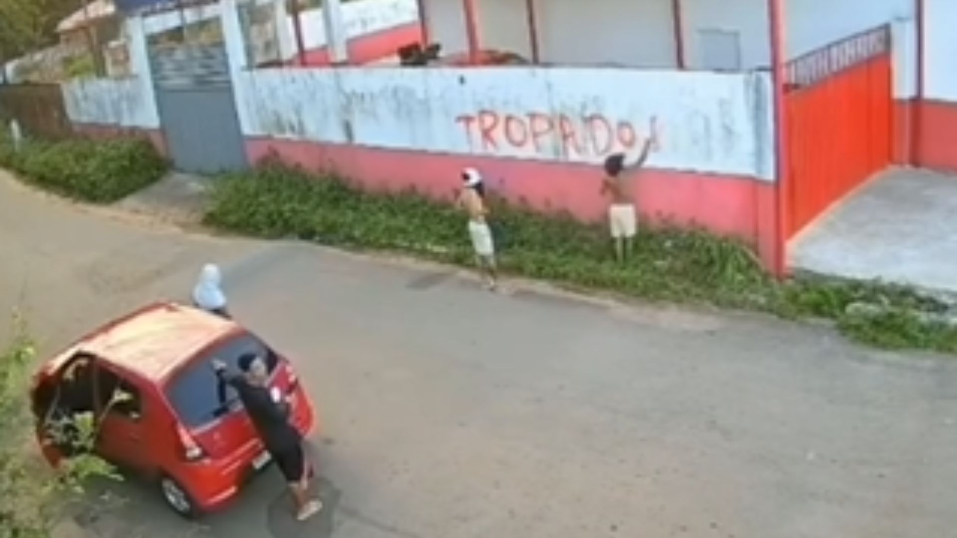 VÍDEO: Câmeras flagram grupo pichando Colégio Militar em Bacabeira