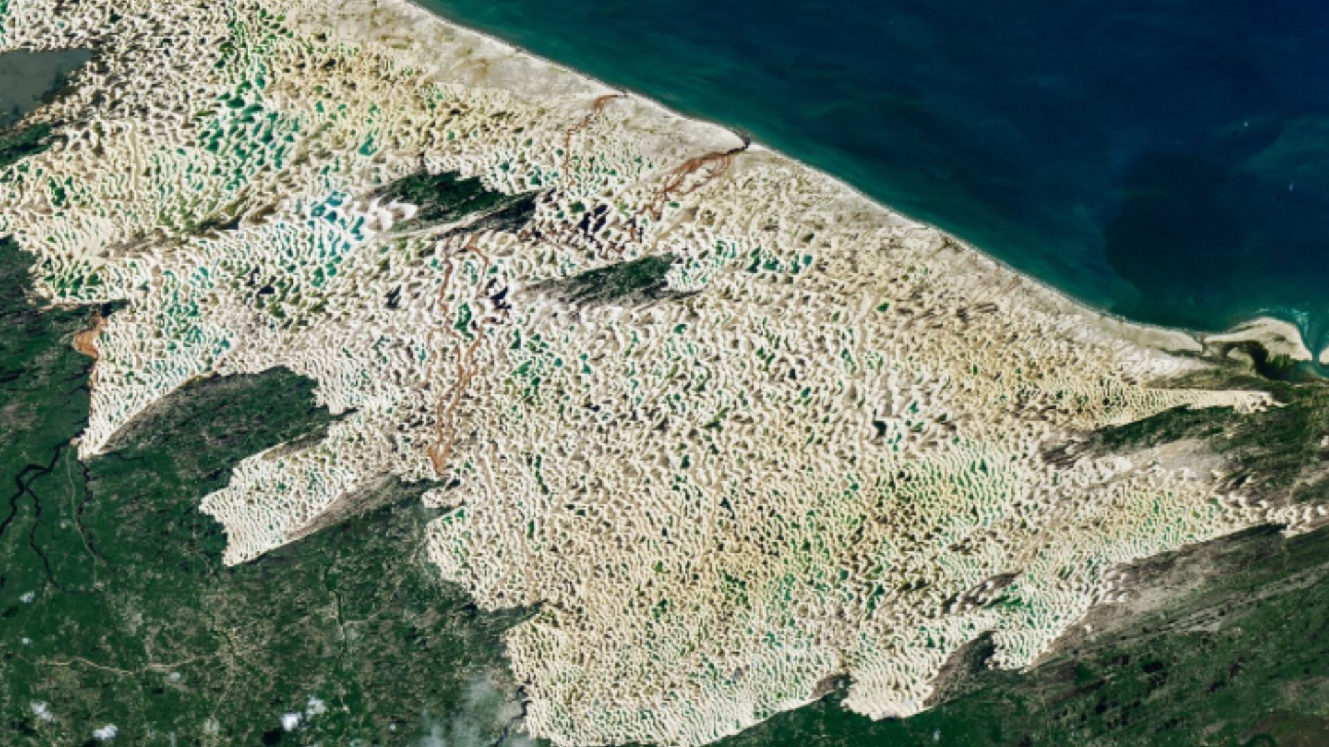 NASA destaca Lençóis Maranhenses como “deserto” feito de água