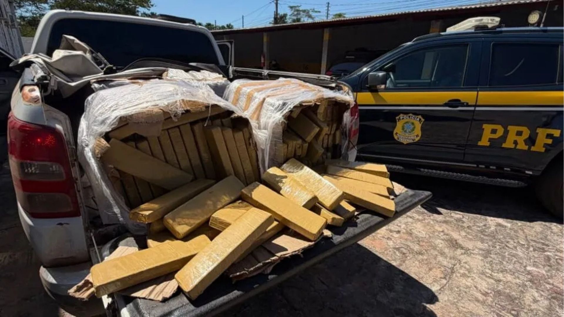 PRF apreende 355 kg de maconha após perseguição na BR-135