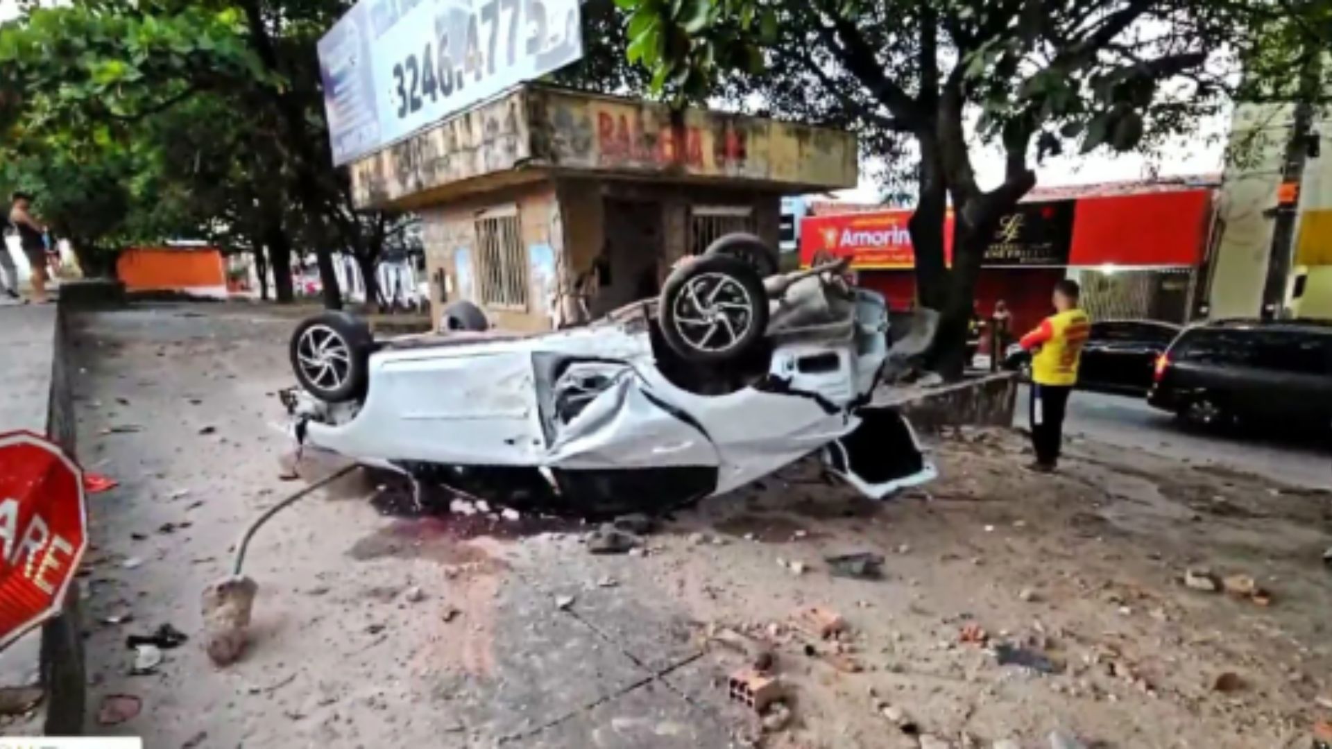 VÍDEO: Carro com seis jovens capota após bater em poste em São Luís