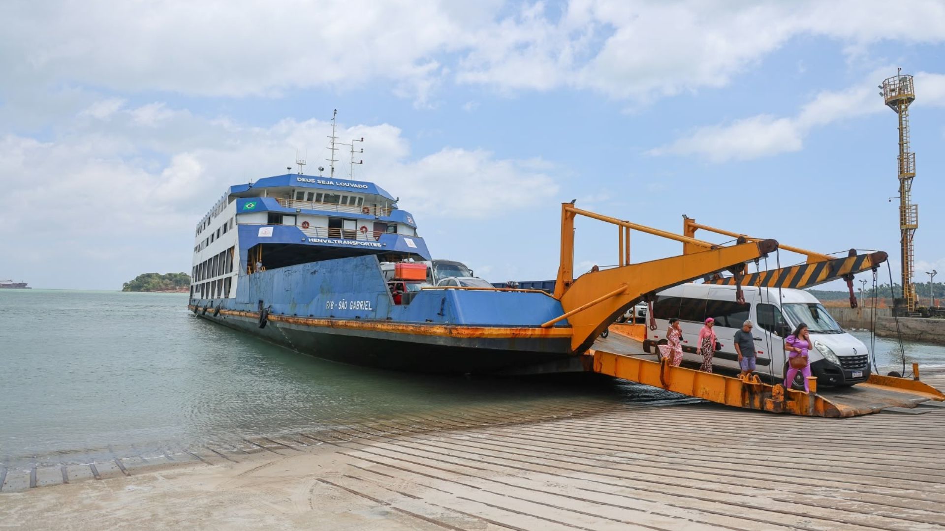Canal no WhatsApp informa filas e tempo de espera na travessia de ferryboats