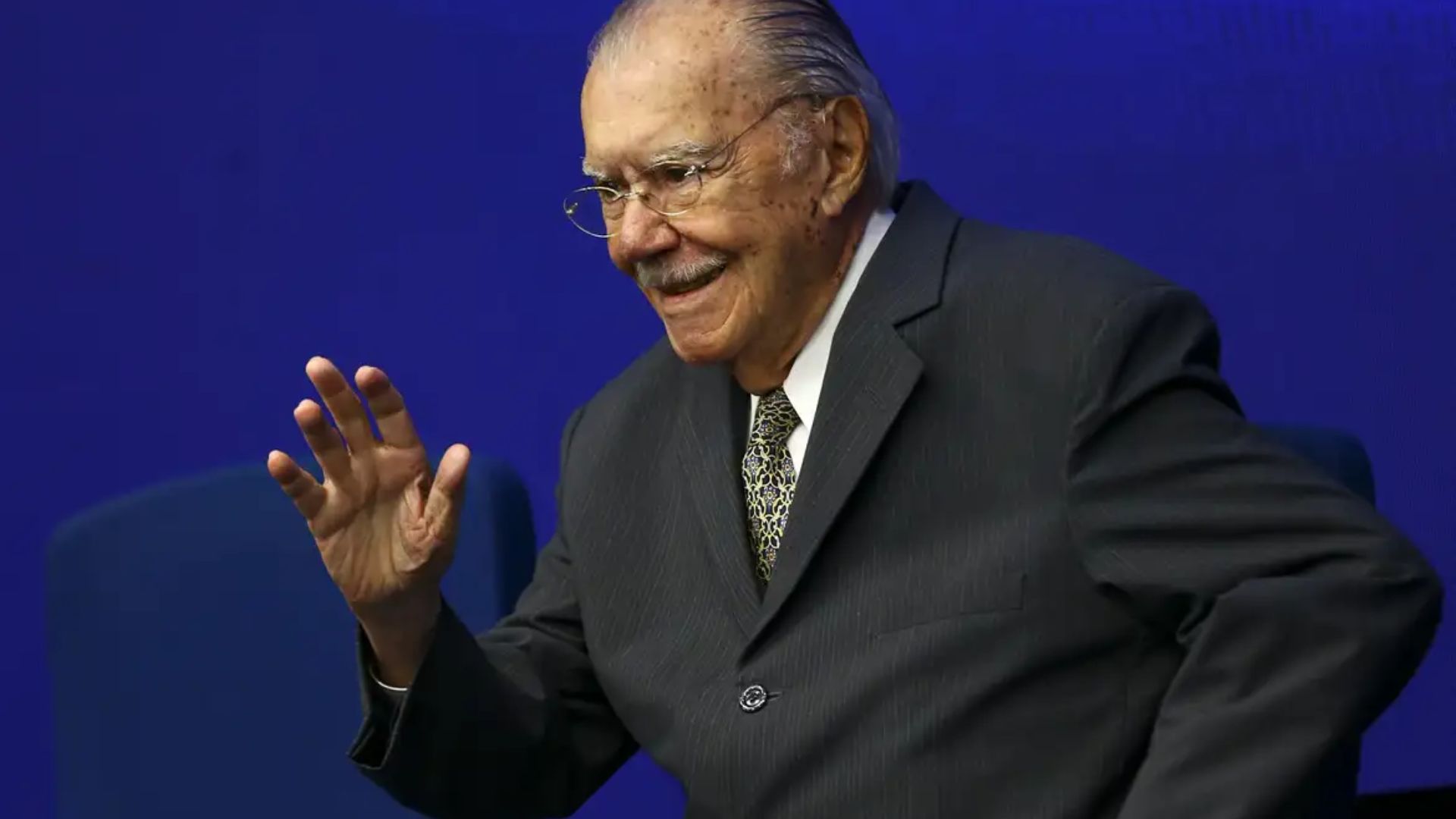 VÍDEO: Sarney é internado no Sírio-Libanês para tratar pneumonia