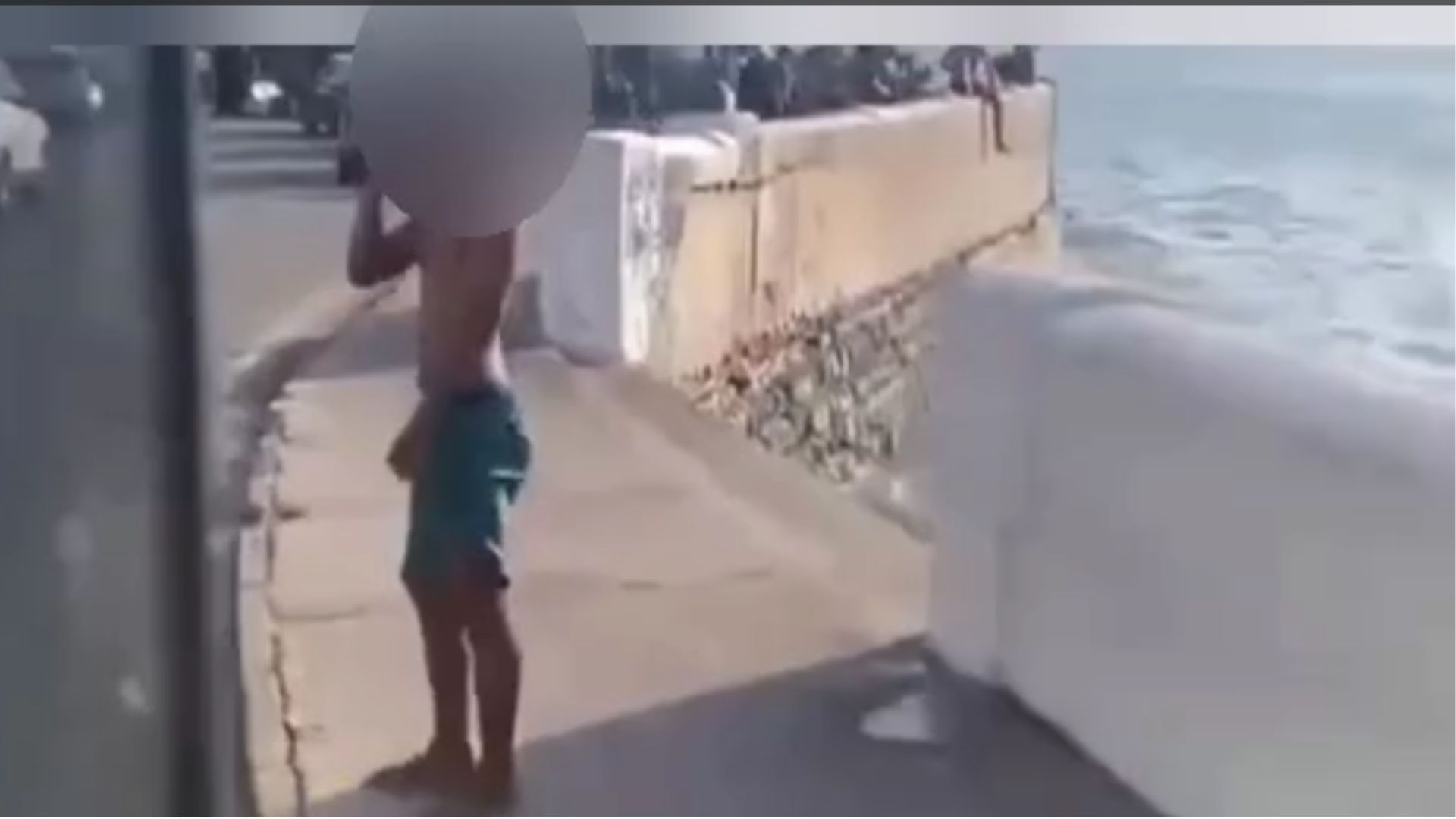 VÍDEO: Jovem tenta pegar celular de passageiro que filmava saltos na Beira-Mar