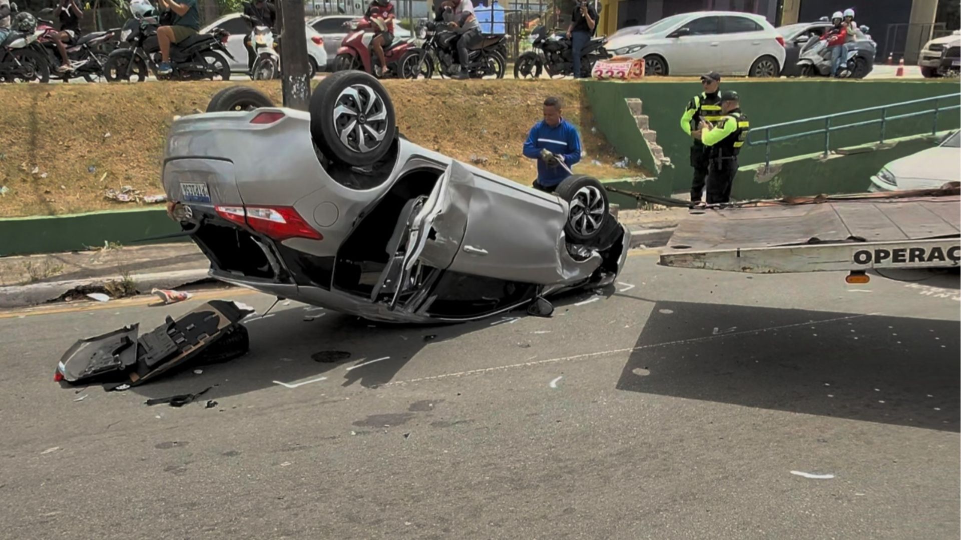 Carro capota em frente à Assembleia Legislativa e provoca interdição em São Luís