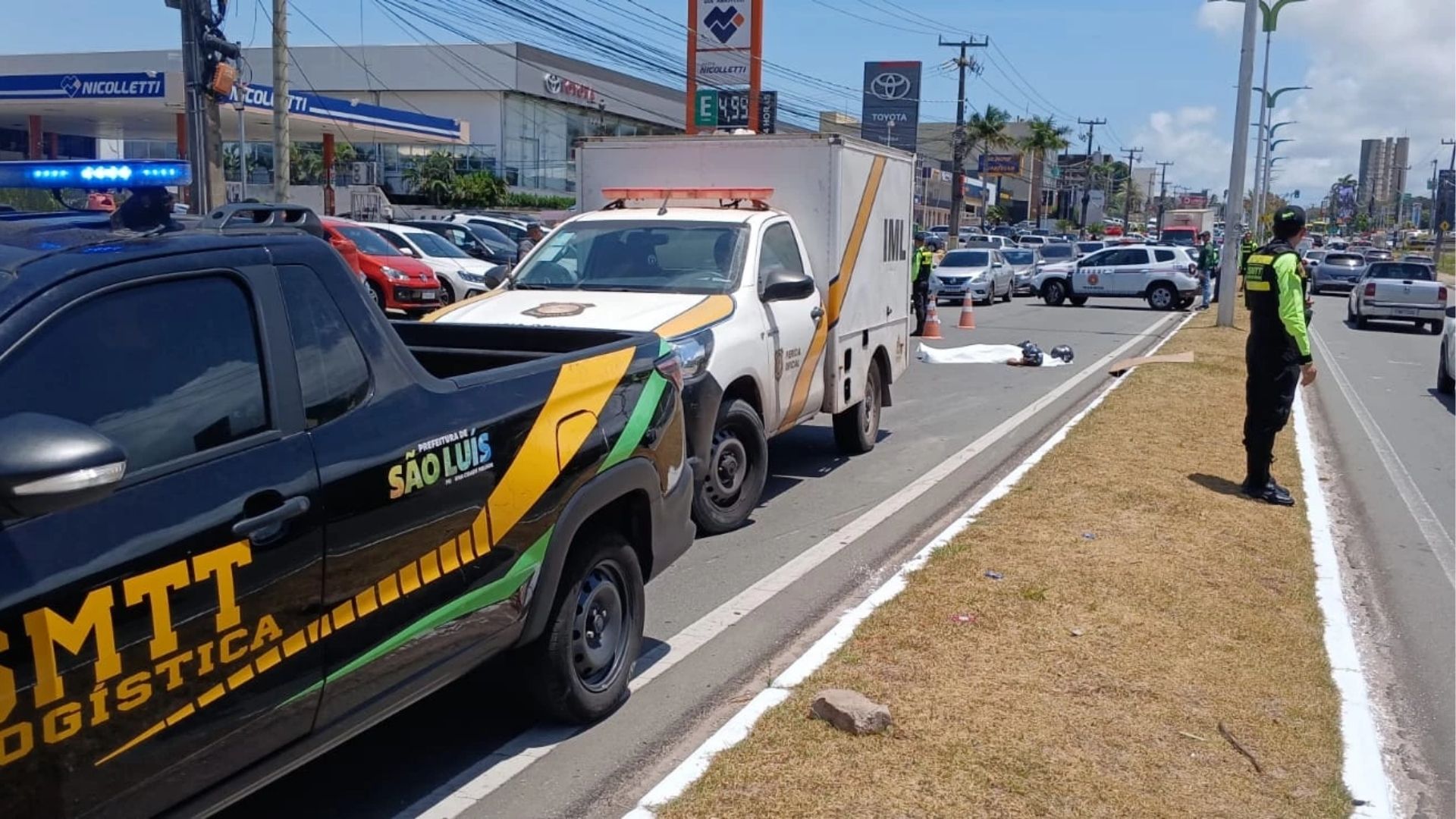 Motociclista morre após colisão entre duas motos na Avenida dos Holandeses