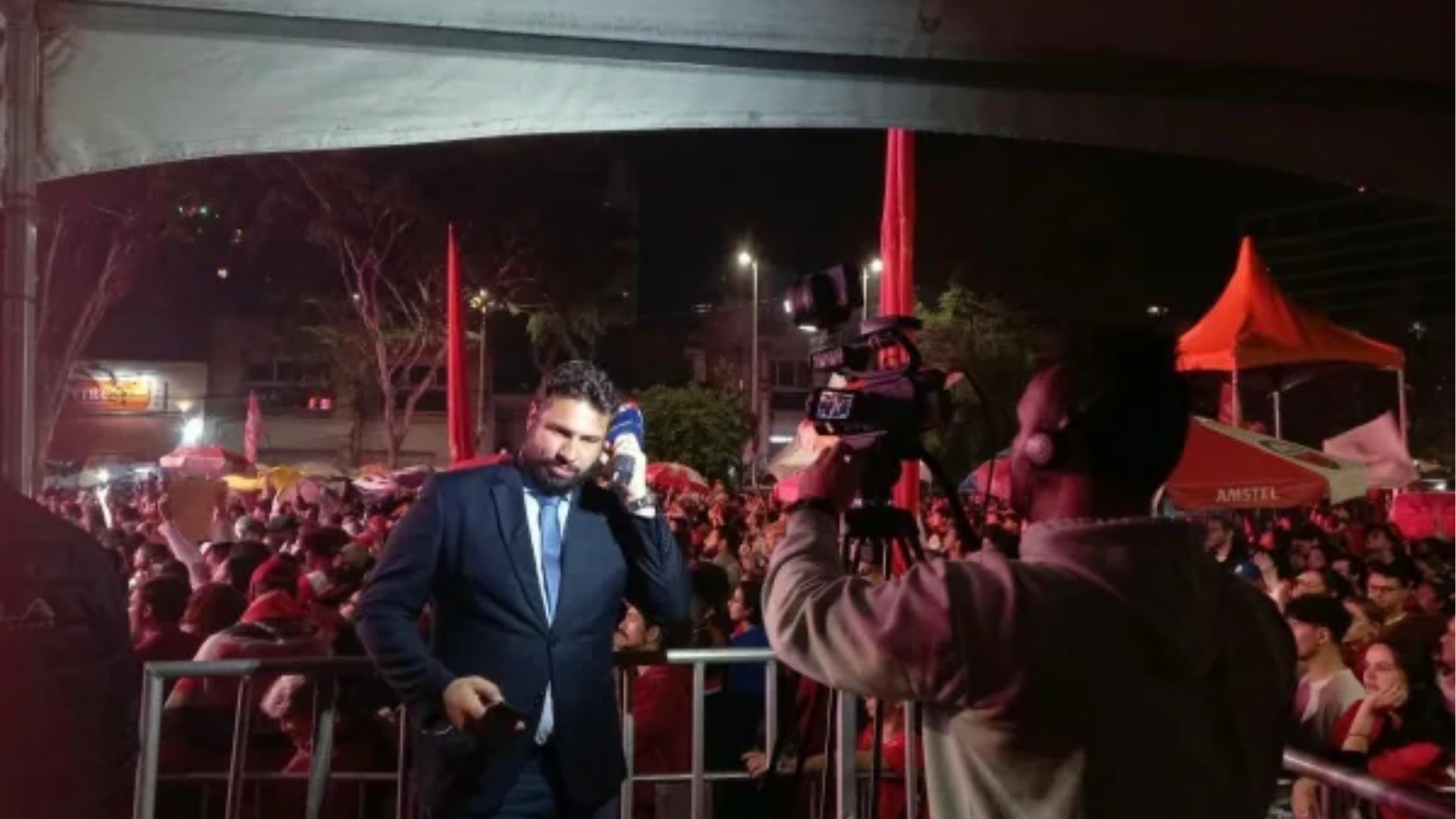 Repórter da Jovem Pan é hostilizado em ato pró-Lula e interrompe entrada ao vivo