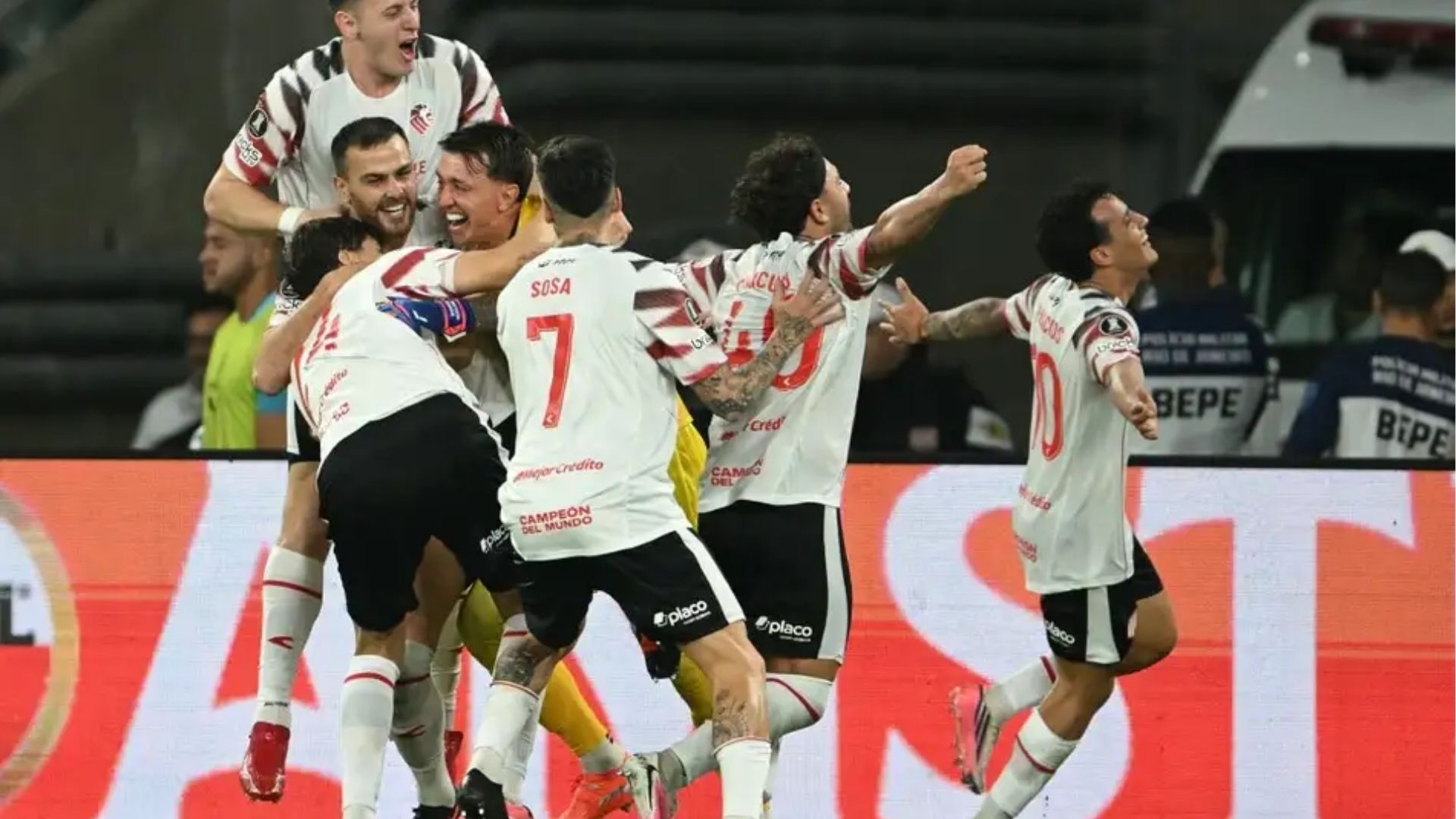 Flamengo perde nos pênaltis e é eliminado da Libertadores